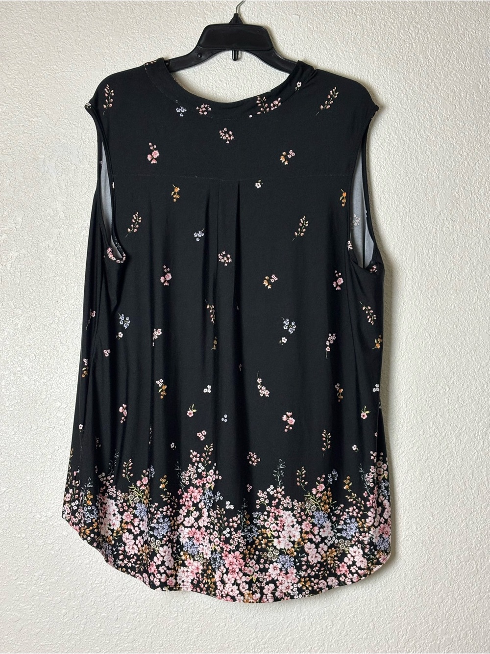 Perseption Black Sleeveless Floral-Hem Split V Tunic - Picture 3 of 12